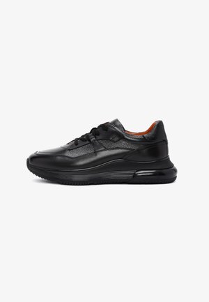 Schwarze Leder-Sneaker mit strukturiertem Obermaterial, glattem Zehenbereich und Gummisohle. Ausgestattet mit Schnürsenkeln, gepolstertem Kragen und einem eleganten, geformten Design.