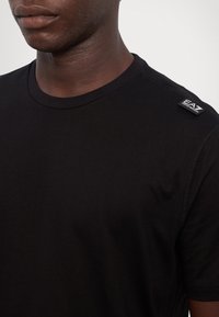 EA7 Emporio Armani Marškinėliai su spaudiniu - black