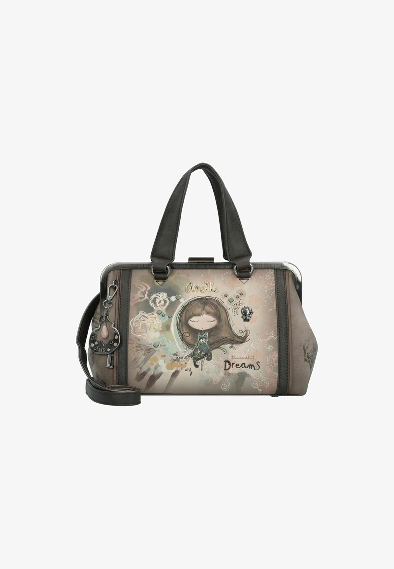 Bolso de mano con material sintético gris, que presenta una ilustración de una chica caprichosa. Incluye dos asas, una correa desmontable y charms decorativos.