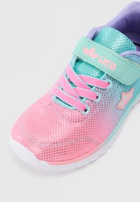 Sportovní tenisky s síťovaným svrškem v gradientu růžové a tyrkysové barvy, elastickými tkaničkami a suchým zipem se zdobením logem.