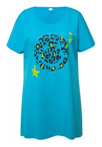 Camiseta de algodón turquesa con un diseño de círculo de leopardo en negro y amarillo, que presenta acentos de estrellas amarillas en el lado izquierdo.