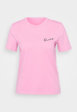 Różowa bawełniana koszulka z krótkim rękawem, okrągłym dekoltem i napisem "Party" w kursywie na czarno w okolicy lewego biustu.