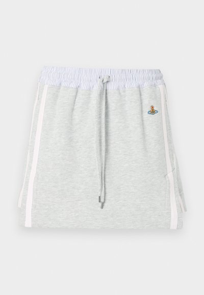 Harmaa collegehame, jossa on ribbineulottu vyötärönauha, kiristysnyöri ja sivutaskut. Hienovaraiset vaaleanpunaiset korosteraitoja ja kirjailtu kuvio. Pehmeä koostumus.