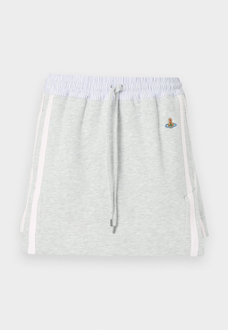 Jupe de jogging grise avec ceinture côtelée, cordon de serrage et poches latérales. Présente des rayures accent de couleur rose clair et un motif brodé. Texture douce.