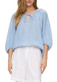 Hellbluse mit weißen Streifen, Rundhals, Schlüsselöffnung und luftigen 3/4-Ärmeln, kombiniert mit weißen Shorts. Baumwollmischung.