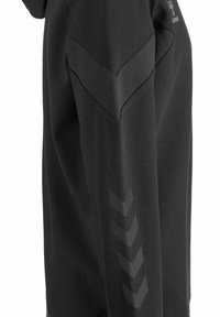 Donkergrijze hoodie met een geometrisch paneelontwerp op de schouder en een gestructureerd chevronpatroon op de mouw.