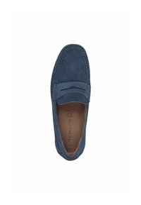Niebieskie zamszowe loafersy z przeszyciami, zaokrąglonym noskiem i dekoracyjnym paskiem na przodzie. Miękka tekstura i prosty design.