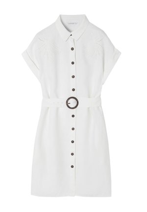 Valkoinen pellavakankainen miesten paita, jossa on kaulus, lyhyet käärityt hihat, ruskeat napit ja yhteensopiva vyö, jossa on pyöreä solki. Koristeellinen tikkaus hartioilla.