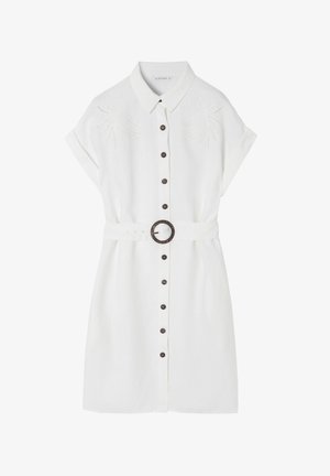 Valkoinen pellavakankainen miesten paita, jossa on kaulus, lyhyet käärityt hihat, ruskeat napit ja yhteensopiva vyö, jossa on pyöreä solki. Koristeellinen tikkaus hartioilla.