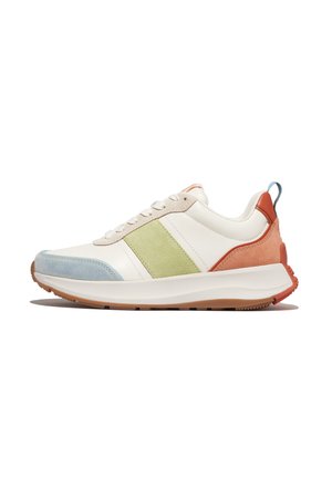 Zapatilla blanca que presenta una combinación de ante y cuero. Los colores incluyen acentos en azul claro, verde, naranja y beige. Suela de goma, diseño con cordones.