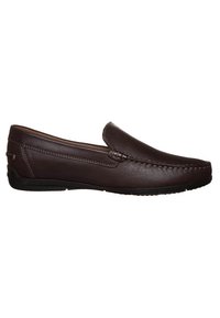 Chaussures en cuir marron à enfiler avec une finition lisse, présentant des coutures décoratives et un avant légèrement surélevé, un bout arrondi et une semelle noire flexible.