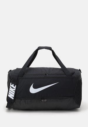 Mala de desporto preta com um grande logótipo swoosh branco da Nike, duas alças de transporte, faixa de ombro ajustável e compartimentos com fecho.