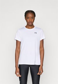 T-shirt de sport blanc à manches courtes en tissu à évacuation d'humidité, avec un logo Under Armour noir sur la poitrine gauche.