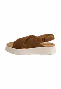 Sandal in suede marrone con cinturini incrociati, soletta imbottita e suola in gomma bianca, dotata di una cinghia posteriore per una vestibilità sicura.