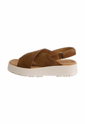 Sandal in suede marrone con cinturini incrociati, soletta imbottita e suola in gomma bianca, dotata di una cinghia posteriore per una vestibilità sicura.