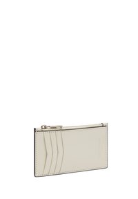 Kremowy skórzany portfel o gładkiej fakturze, z zamknięciem na zamek błyskawiczny i pięcioma kieszonkami na karty ułożonymi w wzór chevron. Szczegóły brązowej krawędzi.