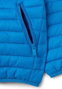 Chaqueta azul tipo puff con un diseño de acolchado horizontal. Cuenta con un bolsillo con cremallera y puños de tricot acanalado con una textura suave.