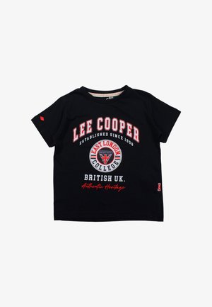 T-shirt noir Lee Cooper avec l'inscription « East London College » et un blason britannique rouge et blanc à l'avant.
