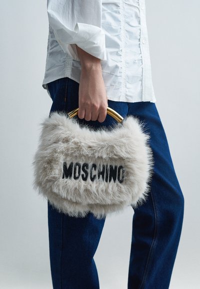 Nepbont handtas met lichtgrijze structuur, voorzien van een gouden handgreep en zwart "MOSCHINO" logo. Compacte rechthoekige vorm, zachte uitstraling.