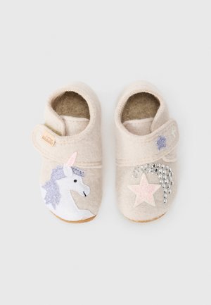 Chaussons en feutre de couleur beige clair avec un design de licorne, des étoiles roses et violettes, et des accents argentés. Bande Velcro pour une mise en place facile.