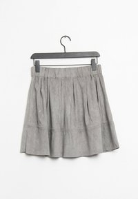 Falda de ante sintético gris con un diseño plisado, cintura fruncida y dobladillo acampanado. Exhibida en una percha negra sobre un fondo blanco.