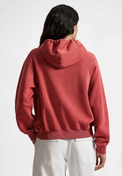 Rød bomullsgenser med hette, løs passform, ribbestrikkede mansjetter og kant, samt hette med snøring. Glatt tekstur med et enkelt, rent design.