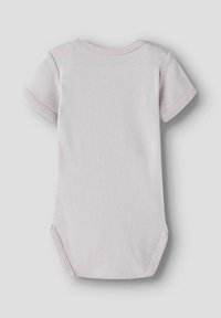 Lyserød bomuldsheldragt med korte ærmer, rund halsudskæring og trykknapper i bunden. Glat tekstur, enkelt design.