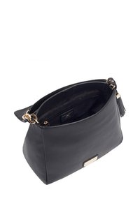 Zwarte leren handtas met een brede opening, gouden hardware accenten, een zijtassel en een gevoerde binnenkant met een ritsvak.