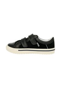 Zwarte sneaker van leer en suède, met twee klittenbandsluitingen, een witte rubberen zool en minimale accenten op de bovenkant.