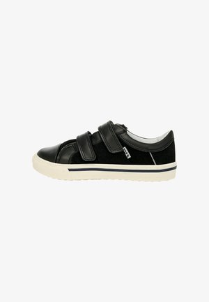 Baskets noires en cuir et suède, avec deux bandes Velcro, une semelle en caoutchouc blanc et des accents minimalistes sur le dessus.