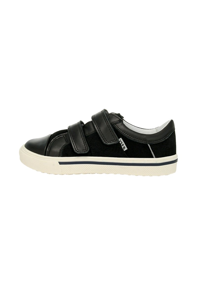 Zwarte sneaker van leer en suède, met twee klittenbandsluitingen, een witte rubberen zool en minimale accenten op de bovenkant.