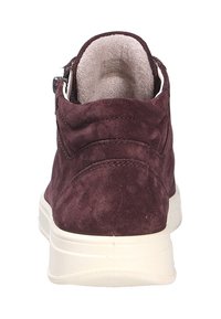 Donker paarse suède sneaker met een gevoerde kraag en een witte zool, van achteraf gezien.