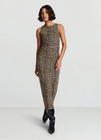 Eng anliegendes Kleid mit Leopardenmuster in Beige und Schwarz, ärmelloses Design, glatte Textur, Länge reicht bis zur Mitte der Wade, kombiniert mit schwarzen Stiefeln mit hohem Absatz.