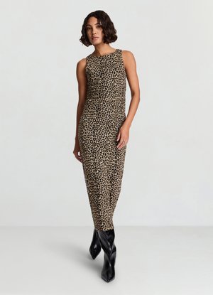 Eng anliegendes Kleid mit Leopardenmuster in Beige und Schwarz, ärmelloses Design, glatte Textur, Länge reicht bis zur Mitte der Wade, kombiniert mit schwarzen Stiefeln mit hohem Absatz.