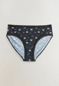 Sous-vêtements en coton bleu marine avec un petit imprimé floral rose et blanc, bordure en dentelle noire le long de la ceinture et des ouvertures des jambes.