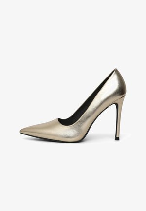Goldfarbene, metallisch glänzende High-Heels mit spitzer Zehenpartie und glatter Textur. Schlanker Absatz und runde Öffnung. Schwarze Innenauskleidung.