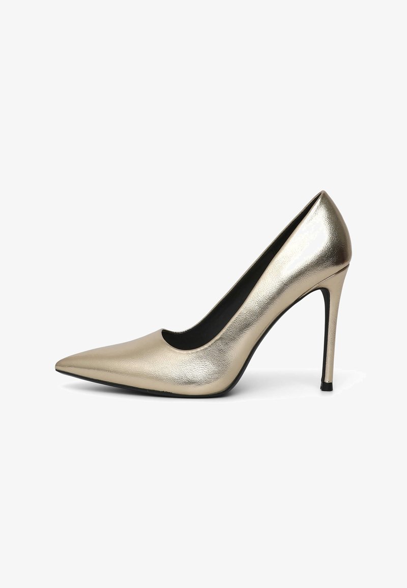 Goldfarbene, metallisch glänzende High-Heels mit spitzer Zehenpartie und glatter Textur. Schlanker Absatz und runde Öffnung. Schwarze Innenauskleidung.
