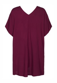 V-ringad, kortärmad topp i djup burgundy. Mjuk, lättviktsmaterial med avslappnad passform och rundad nederkant. Inga synliga mönster eller detaljer.