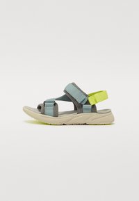 Falmede blå og grå sandal med elastiske stropper, en gul hælaccent og en teksturert beige såle, med en sporty design og lett konstruksjon.