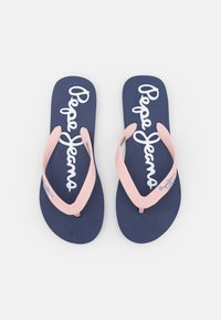 Tamsiai mėlynos šlepetės su rožinėmis guminių dirželiais ir tekstūruotais pado paviršiais; ant pado matomas baltas "Pepe Jeans" logotipas.