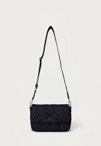 Svart quiltet skulderveske med chevronmønster, magnetisk klaffelukking, justerbar rem og sølvfargede metallakenter.