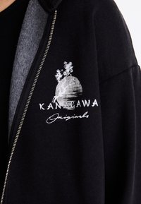 Černá mikina na zip s šedou fleecovou podšívkou, s potiskem grafiky hory a textem "KANAGAWA Originals" v bílé barvě.