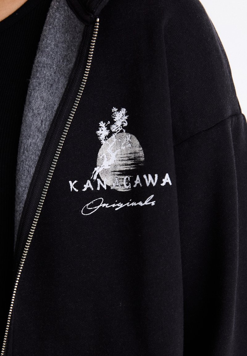 Černá mikina na zip s šedou fleecovou podšívkou, s potiskem grafiky hory a textem "KANAGAWA Originals" v bílé barvě.