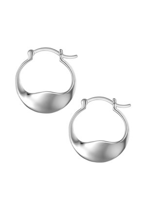 Pendientes de aro de plata con un acabado suave y pulido. Presentan un diseño curvado y ondulado, además de un cierre de gancho.
