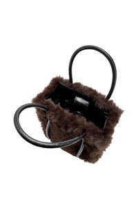 Brązowa torba futrzana z wnętrzem z czarnej skóry syntetycznej. Posiada dwa czarne uchwyty i miękką, puszystą powierzchnię. Wykończona szarymi detalami.