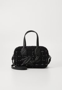 Μαύρη τσάντα από τουίντ με ορθογώνιο σχήμα, που διαθέτει δερμάτινες λεπτομέρειες, διπλές λαβές και αποσπώμενο λουρί ώμου. Περιλαμβάνει ανάγλυφο λογότυπο.
