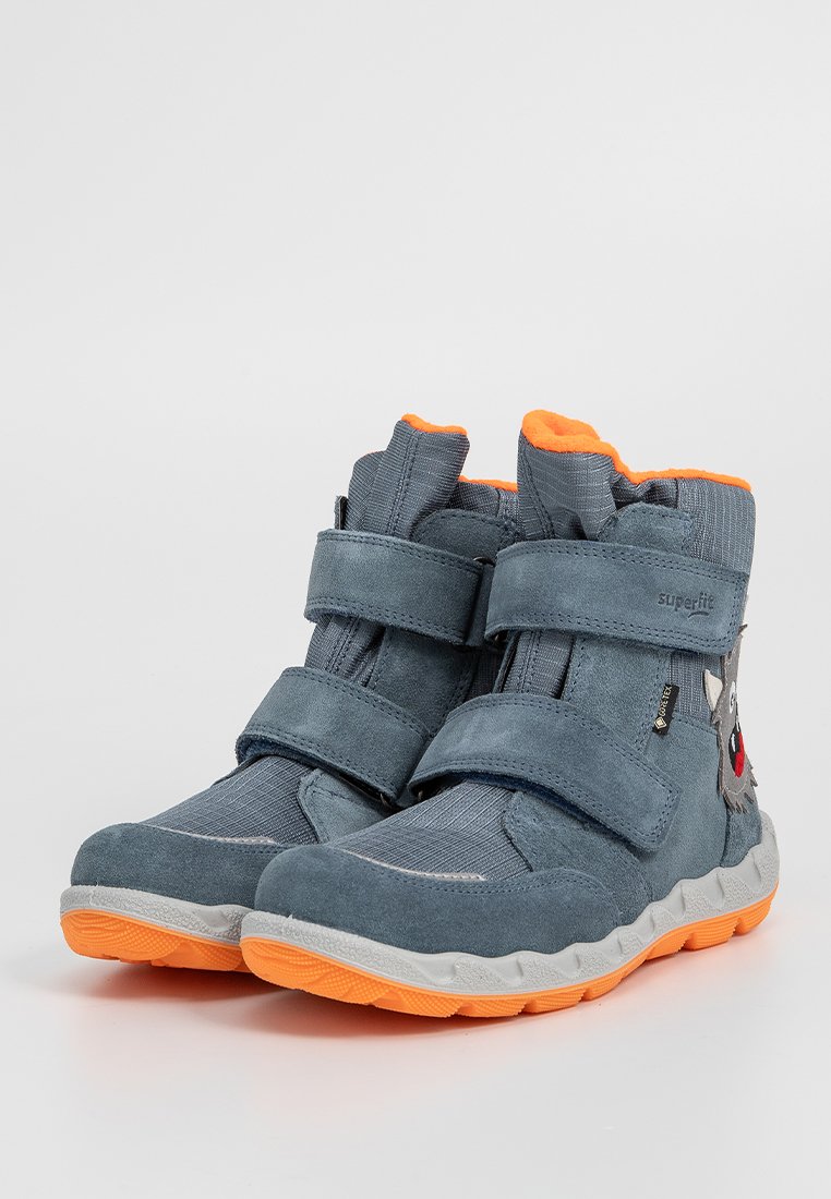 Graue Wildleder-Stiefeletten mit orangen Akzenten, Klettverschlussriemen, strukturierten Stoffpaneelen und einem verspielten Cartoon-Wolf an der Seite.