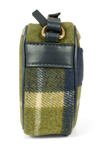 Borsa in plaid di lana verde, beige e navy. Presenta accenti in pelle, una maniglia ad anello e dettagli in oro. Forma rettangolare compatta.