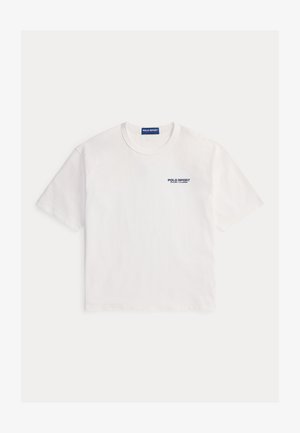 Maglietta bianca in cotone, maniche corte, scollo rotondo, con logo blu "POLO SPORT" stampato sul petto a sinistra. Taglio classico dritto.