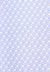 Lichtblauwe stof met een geometrisch wit diamantpatroon, met een zachte textuur en uniforme gradatie. De gestructureerde weving is zichtbaar.